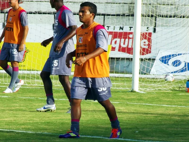 Jefferson Maranhão pronto pra manter ‘estilo Renatinho’ no meio-campo.