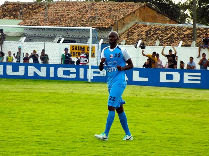 Leandro Souza volta para fazer seu 70º jogo com a camisa Coral.