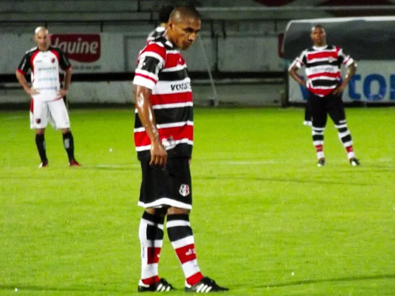 Panda comemora gol, em meio à tristeza fora das quatro linhas.