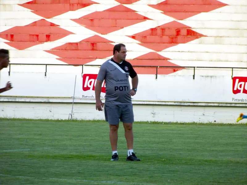 Técnico Vica explica à imprensa sobre suspensão de coletivas dos atletas, antes dos clássicos.