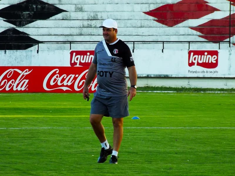 Primeiro clássico: Vica aguarda momentos antes do jogo para definir time.