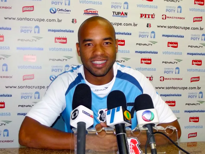 Lateral Tiago Costa demonstra tranquilidade, mesmo para enfrentar cirurgia no joelho.