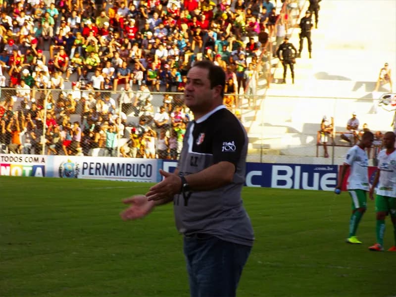 Técnico Vica lamenta virada não ter vindo no 2º tempo.