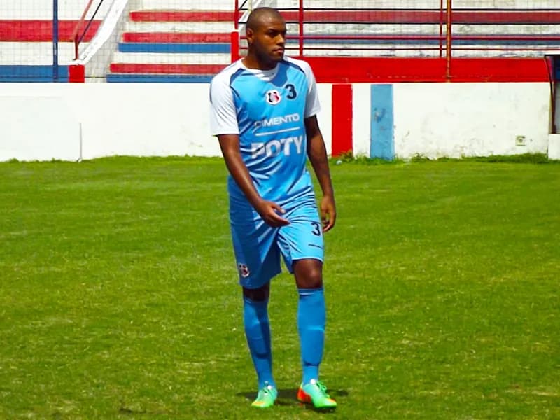 Mesmo com vantagem, atacante Cassiano destaca importância do gol fora de casa.