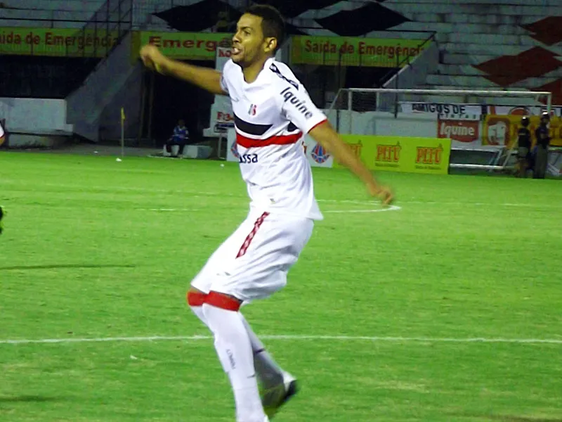 Éverton Heleno estreia fazendo gol da vitória.