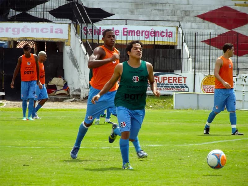 Domingo de Carnaval começa com bola no Estádio do Arruda.