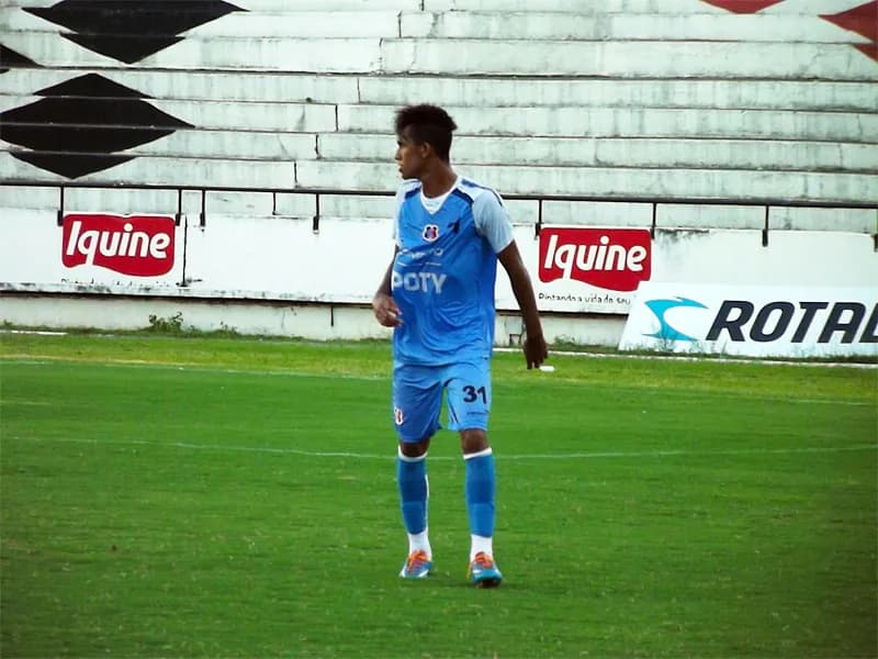 Patrick volta a treinar, entre titulares, e fica de sobreaviso para jogar Clássico das Multidões.