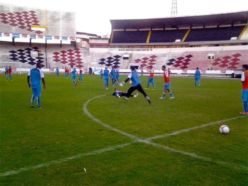 Elenco Coral entrou no 'passo' do dois toques no treino desta tarde.