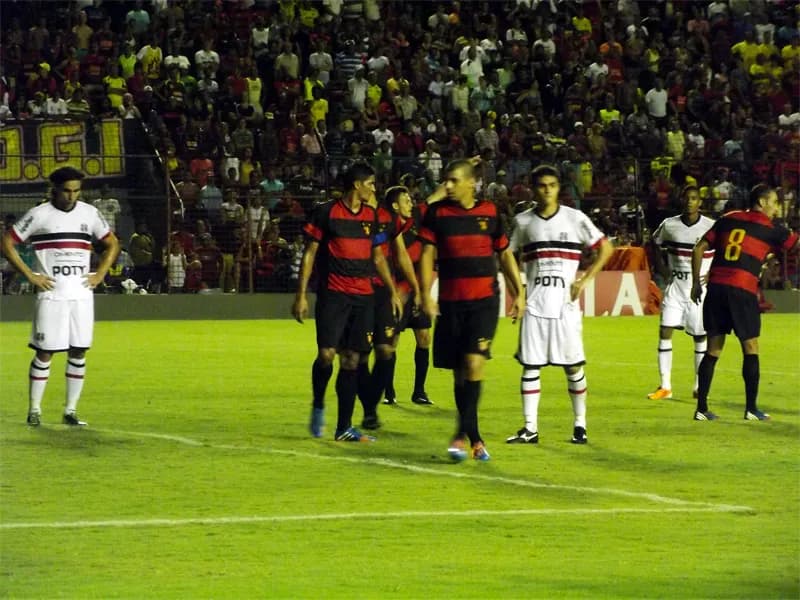 Santa Cruz leva três gols no 1º tempo e perde clássico na Ilha do Retiro