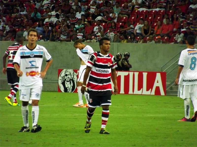 Jefferson Maranhão - de língua solta - marca duas vezes na Arena PE.