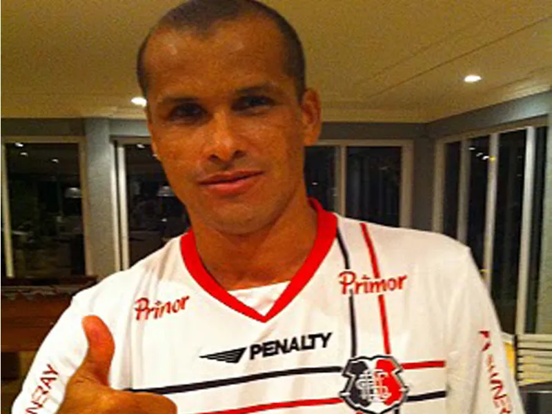 Presidente ALN presta homenagem ao meia Rivaldo.
