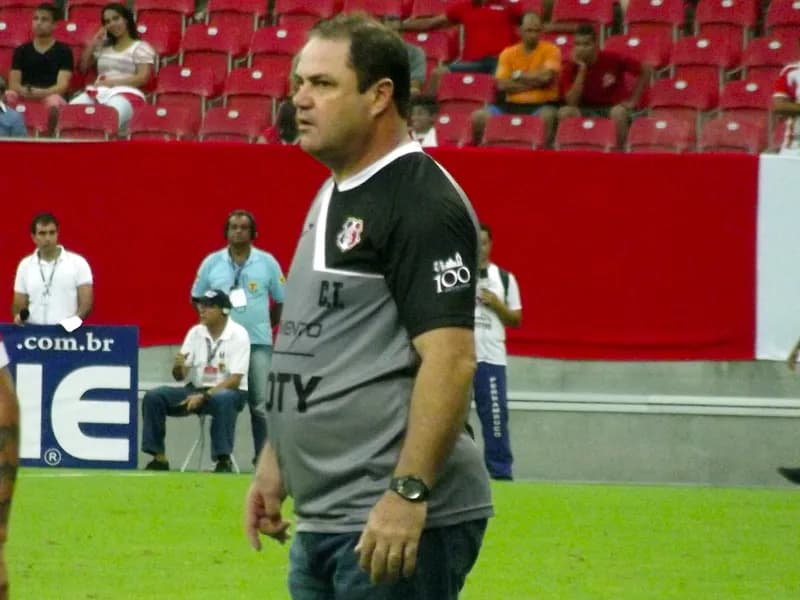 Técnico Vica vence primeiro clássico no comando Coral.