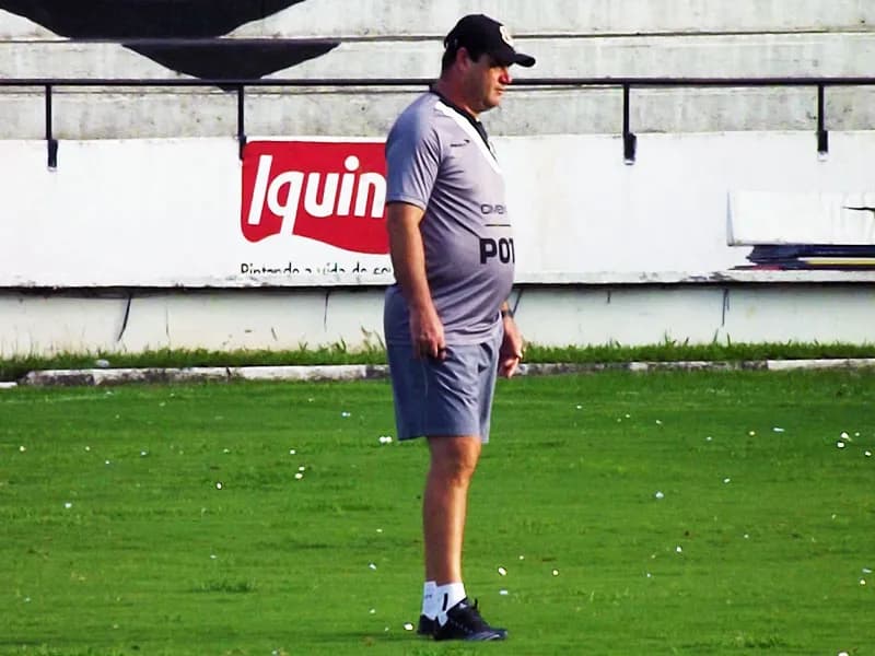 Técnico Vica faz treino fechado e não adianta escalação para clássico.