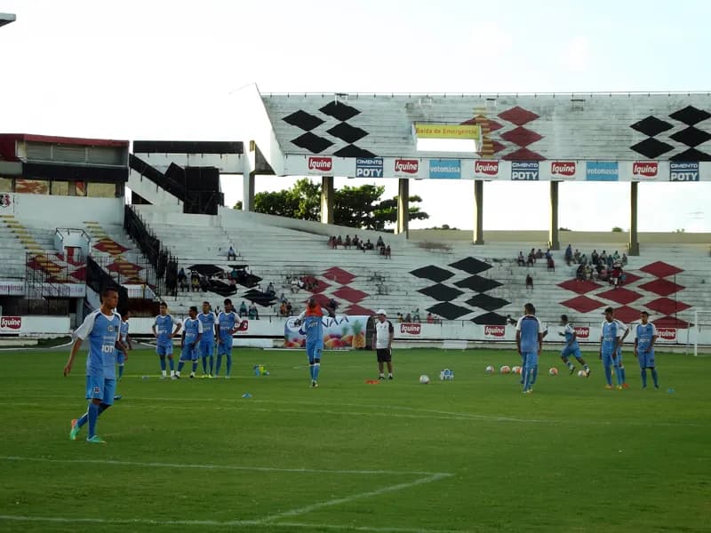 Santa Cruz com quatro mudanças para a partida contra o Central.