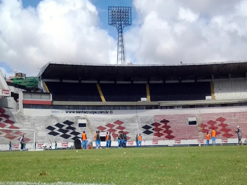 Fim dos preparativos para jogo contra o Central, no Lacerdão.