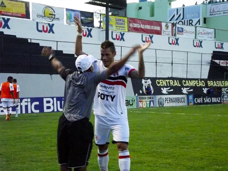 Atacante Betinho estreia com "estrela".