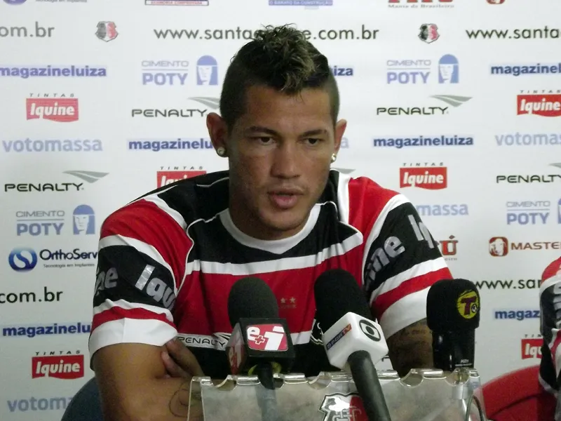 Betinho não vê dificuldade em jogar com Léo Gamalho.