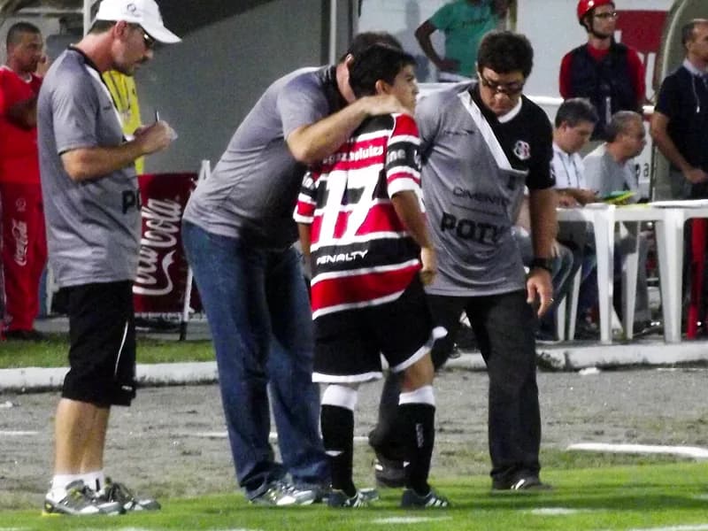 Renatinho comemora gol no clássico e destaca união do grupo.