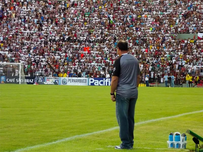 Técnica Vica lamenta descuido nos momentos finais da partida.