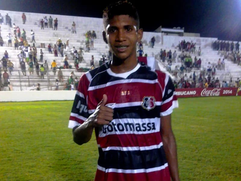 Garoto Raniel: Gente grande diante do Carcará.