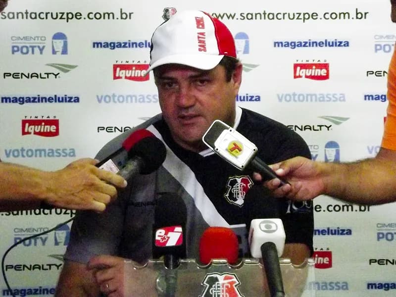 Ao completar 40 jogos, Vica entrega comando técnico Coral.