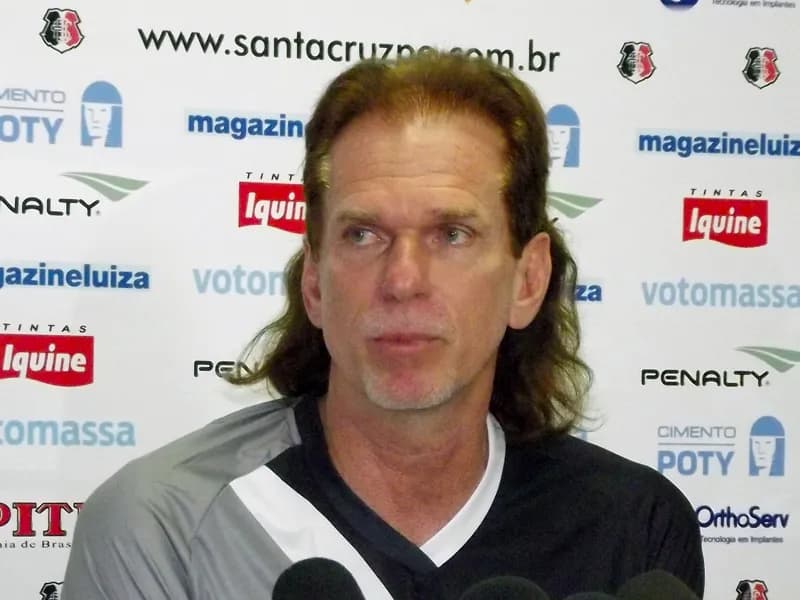 Técnico Sérgio Guedes sinaliza mudança de esquema tático contra a Lusa.