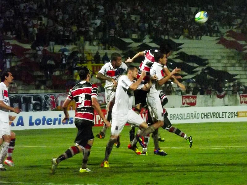 Sob chuva, Santa Cruz sai na frente, mas empata com o Paraná, no Arruda: 1x1.