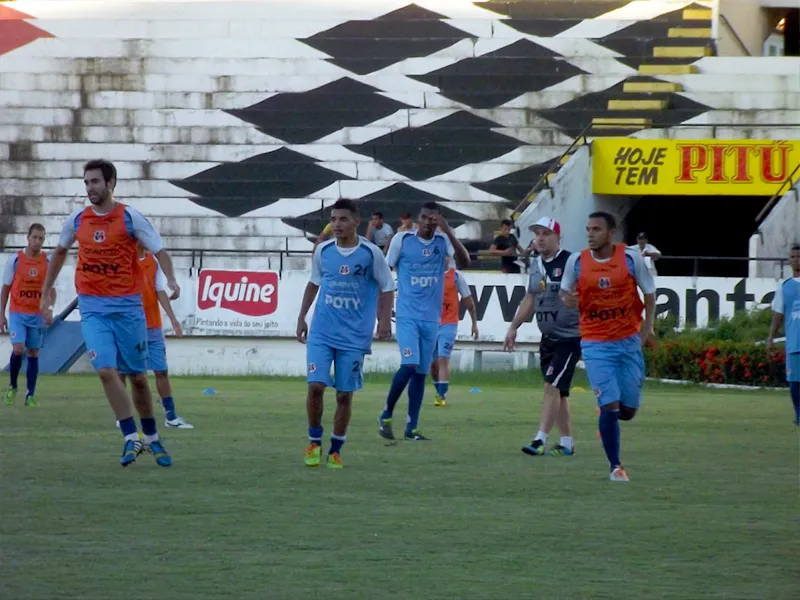 Quinta-feira de caras novas, treino e concentração para encarar Joinville/SC.