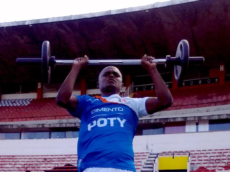 Sandro Manoel vê "de forma natural" mudanças no elenco.