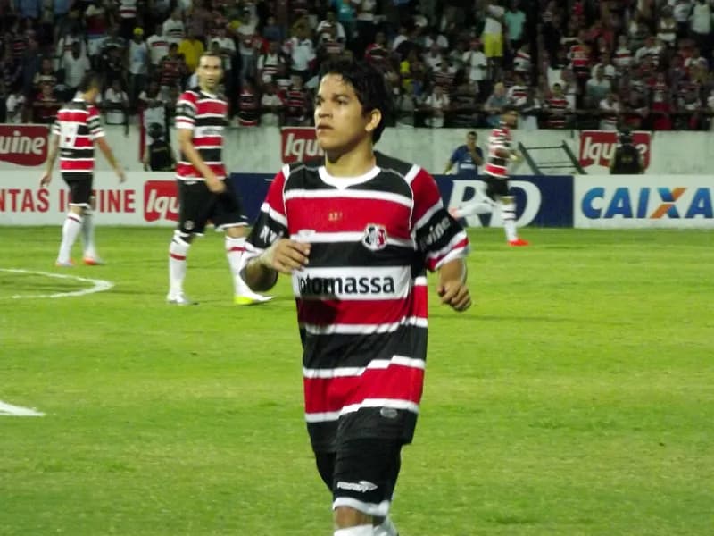 Readaptando-se à lateral, Renatinho quer voltar em alto nível.