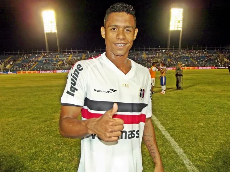 Éverton Sena diz que está pronto 'pro que der e vier', em caso de voltar a jogar na lateral-direita.
