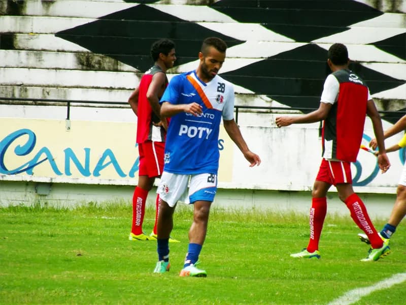 Em jogo-treino, Carlos Alberto faz 2 gols dividindo meia com Wescley.