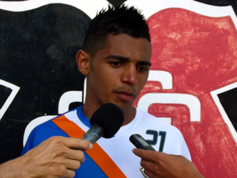 Nininho valoriza titularidade, sem dar "mole" para concorrência.