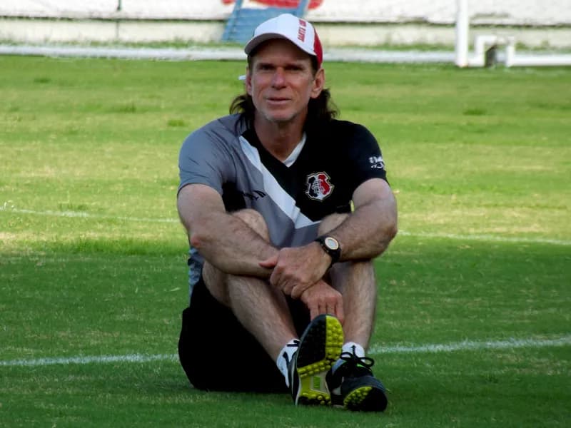 Sérgio Guedes trabalha elenco para ter "mais" de onze titulares.