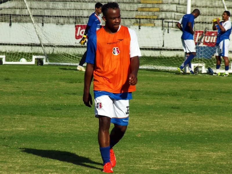 Titularidade acena, Wescley mantém os "pés no chão."
