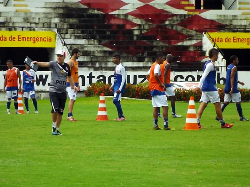Dois períodos com coletivo tático e mudanças no time titular.
