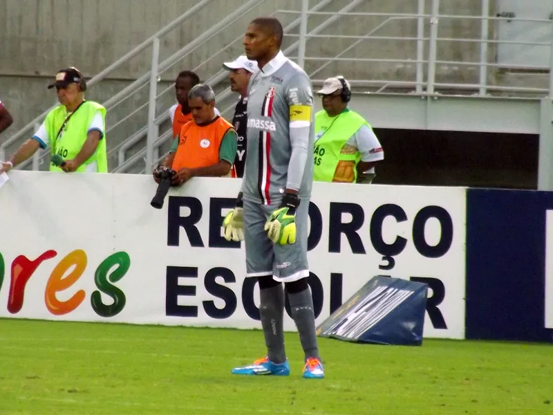 Tiago Cardoso comemora em dobro: vitória, e sem levar gol.