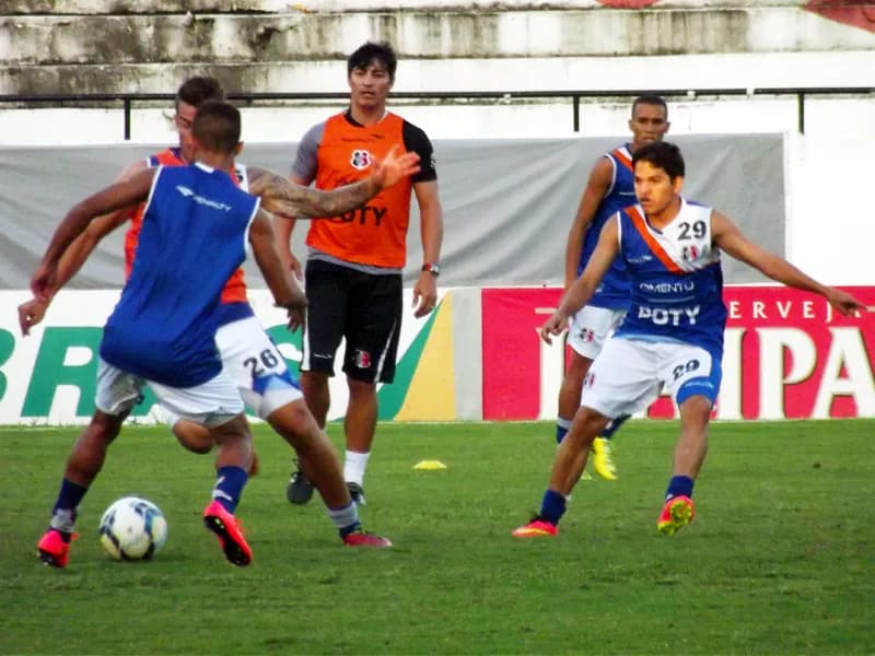 Com jogo adiado, atletas foram ao campo, mas para treinar.