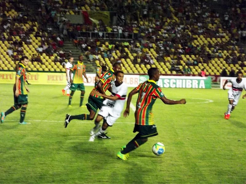 Santa para nas traves; Sampaio, em Tiago Cardoso: 0x0.