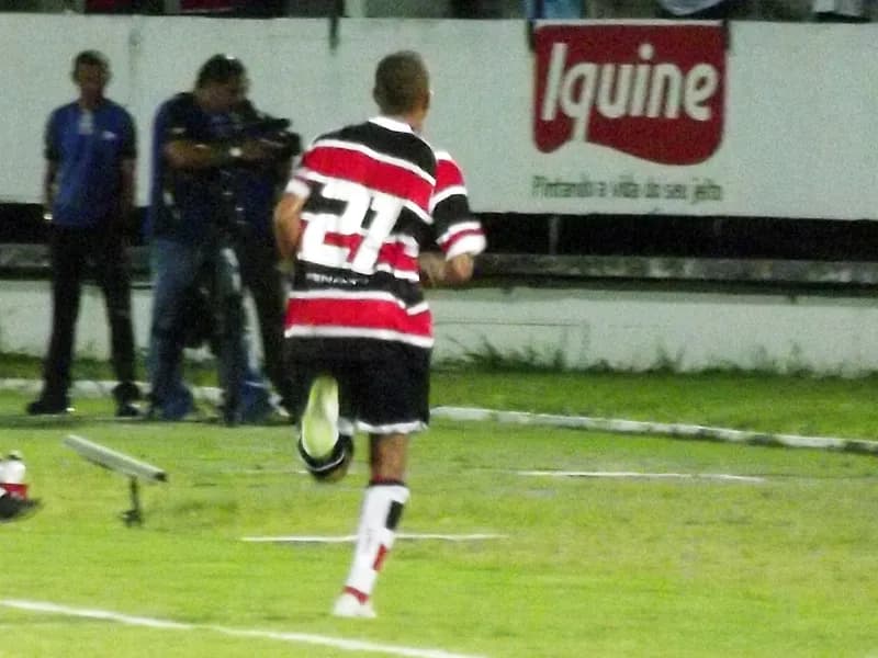 Pingo compartilha gol com o goleiro "prefeta" Fred.