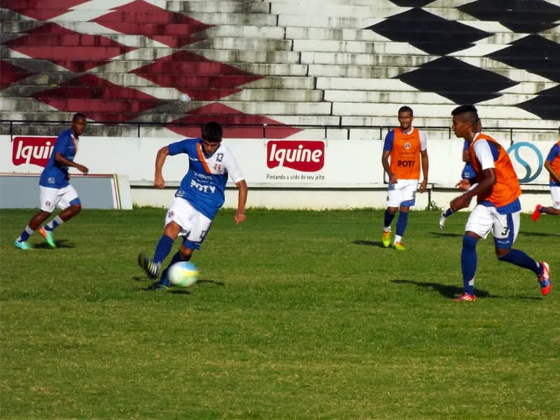 Jogadores fizeram trabalho tático em campo reduzido.