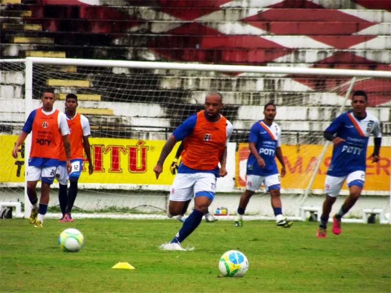 Recreativo "pegado" e uniforme Centenário para encarar a Lusa.