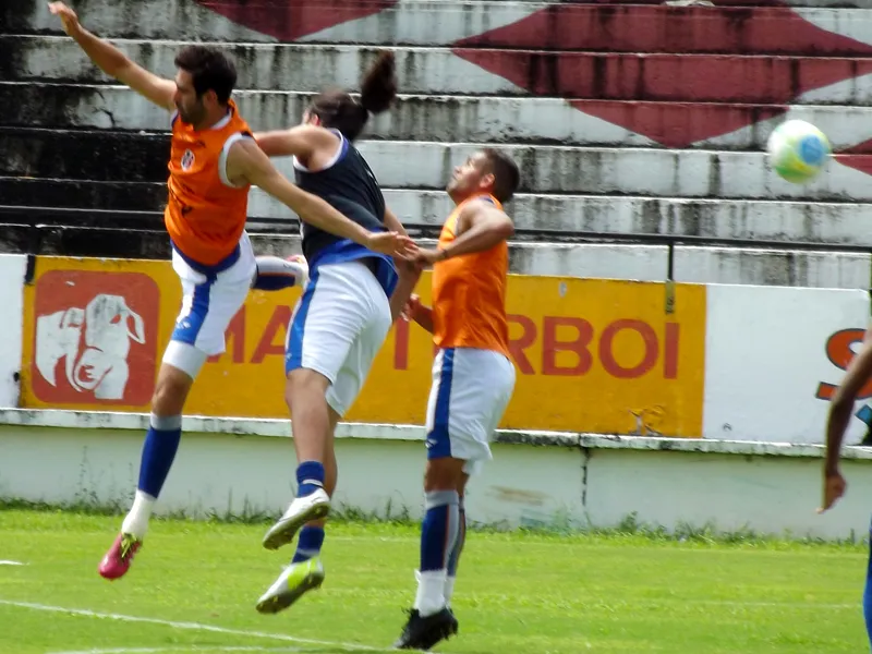 Santa Cruz faz último treino em Recife e "decola" para Curitiba/PR.