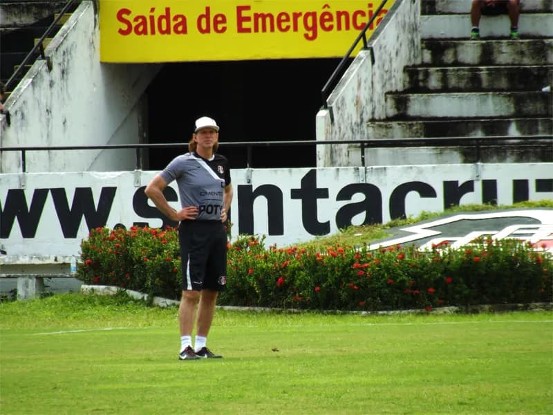 Guedes não descarta possibilidade de mudança contra o Paraná.