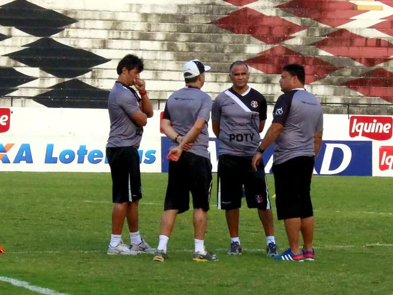 Técnico Oliveira Canindé começa trabalhos no Arruda.