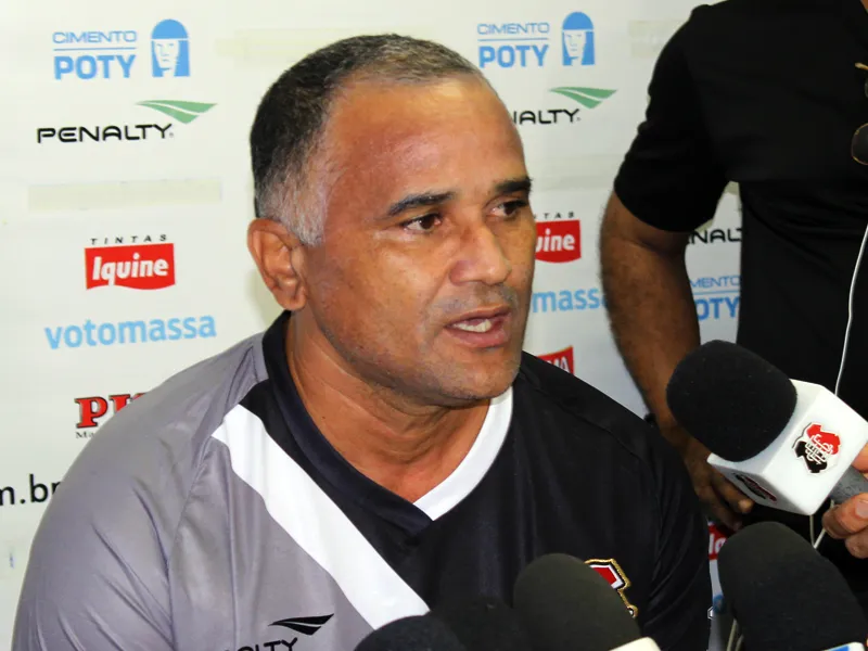 Apresentado, Oliveira Canindé acredita no Santa Cruz, com apoio da torcida.