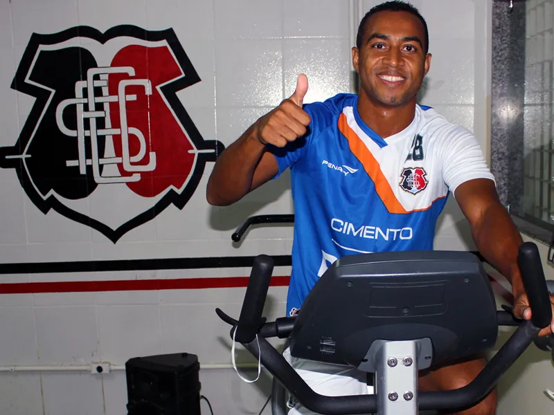 Novo meia Coral, de contrato assinado, já treina no Arruda.