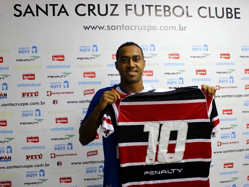Meia Ailton veste a camisa Coral: "Um sonho de infância realizado."