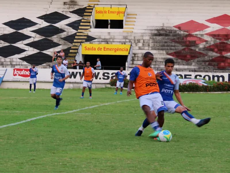 Santa Cruz faz treino com variação tática.