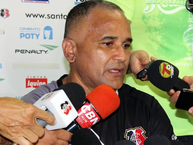 Oliveira Canindé projeta time jogando como no Arruda.